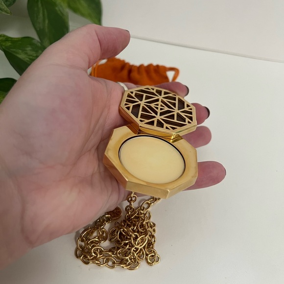 NEW Tory Burch Statement Necklace with Lip Balm & Pouch - Picture 3 of 16